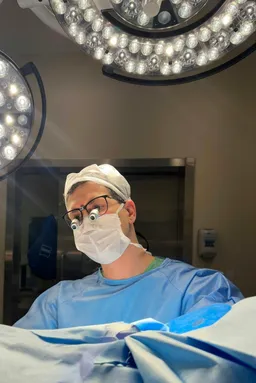 Dr. Lúcio Brandão Gomes em procedimento de microcirurgia, com lupas cirúrgicas
